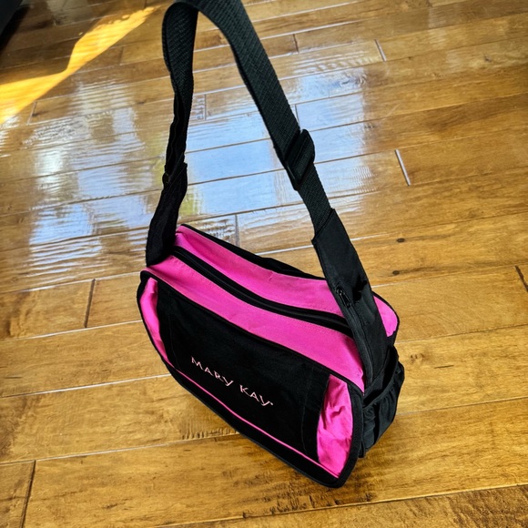 Mary Kay Black and Pink Cosmetic Bag with Sporty Design - Picture 5 of 7